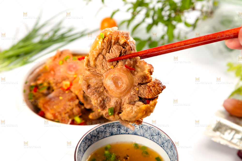 白底上的辣炖牛尾