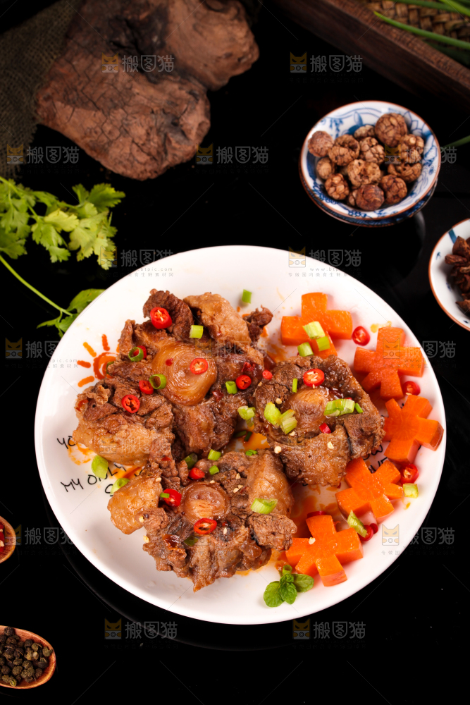 深底上的辣炖牛尾