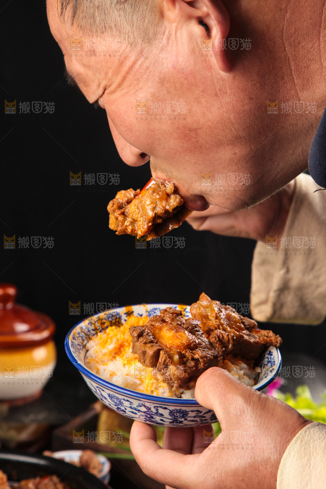 深底上的辣炖牛尾
