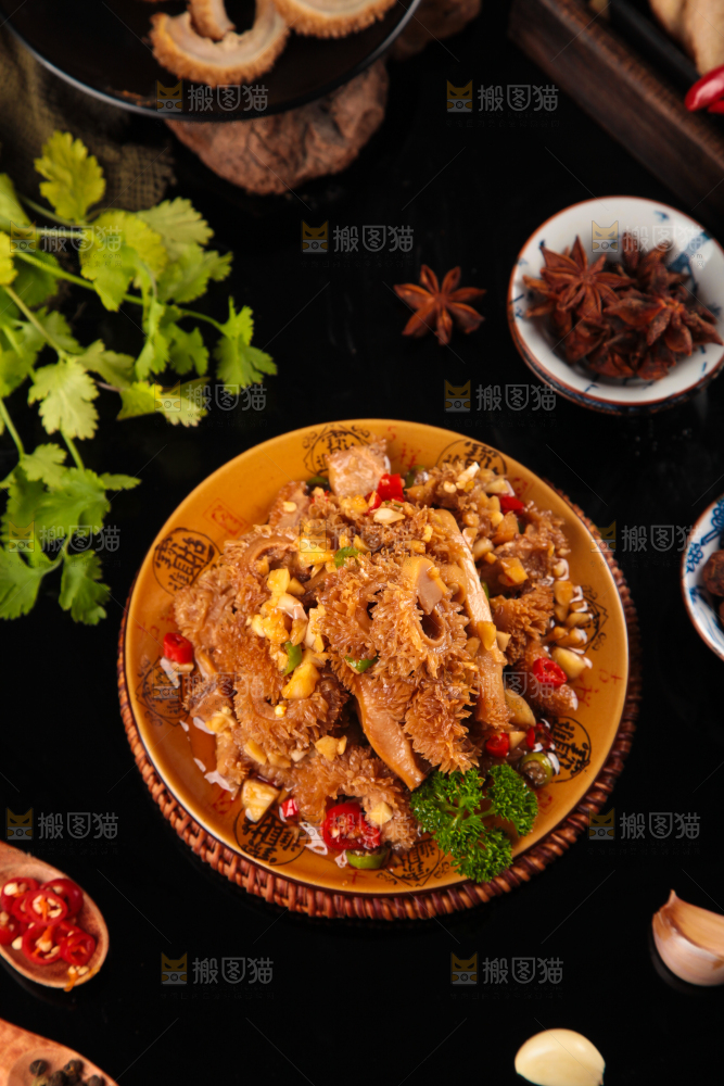 深底上的香辣牛肚