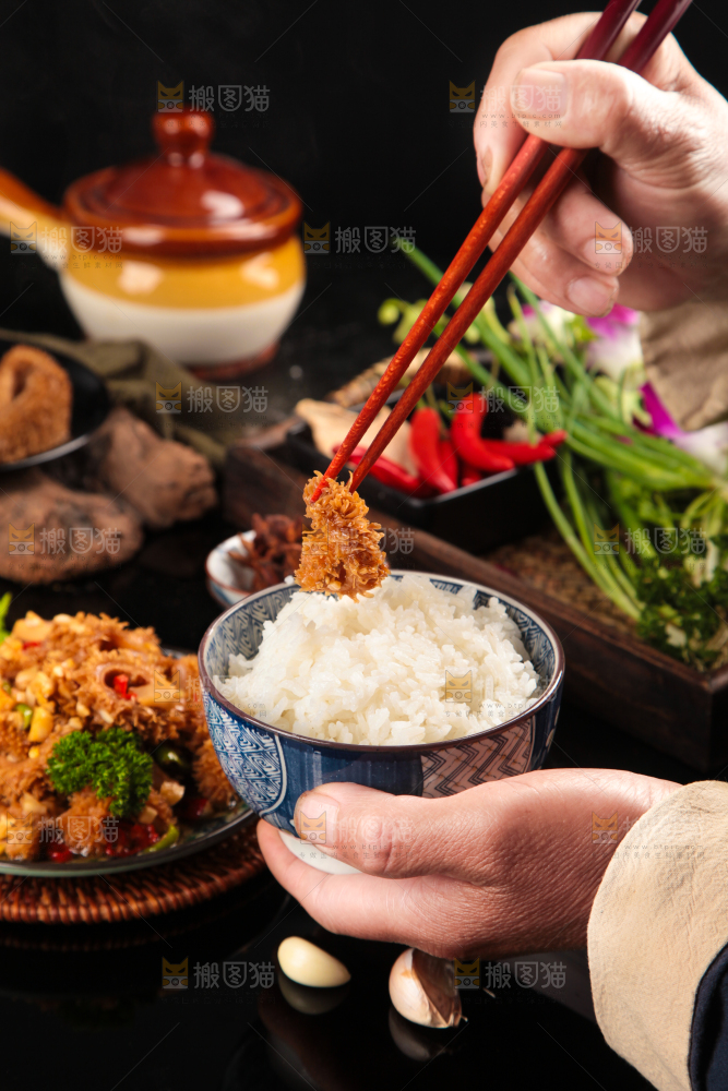 深底上的香辣牛肚