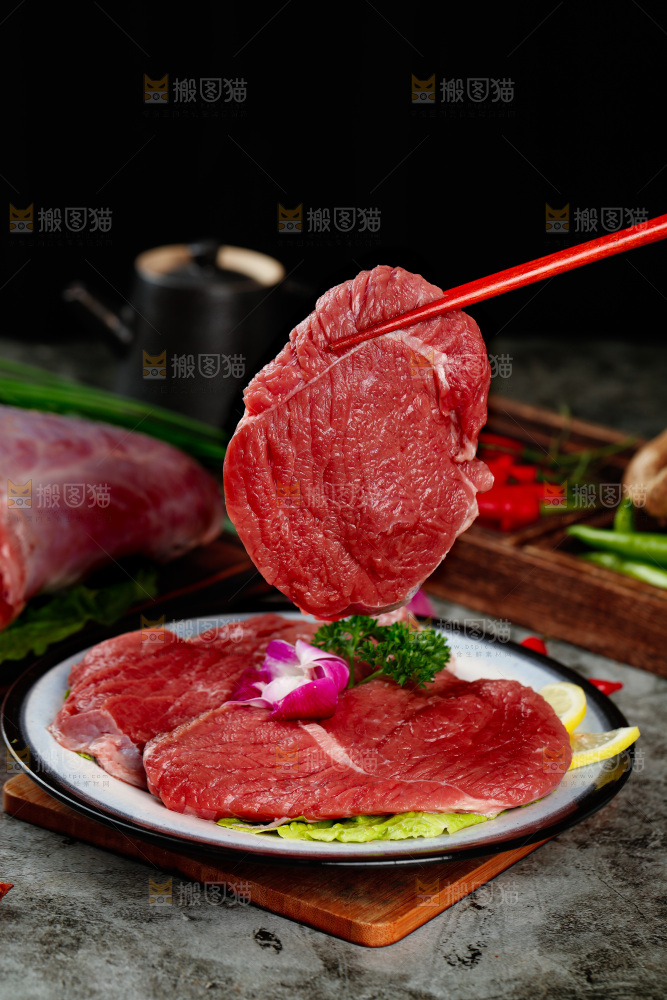 深底上的新鲜牛肉