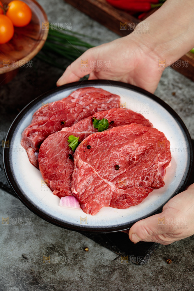 深底上的新鲜牛肉