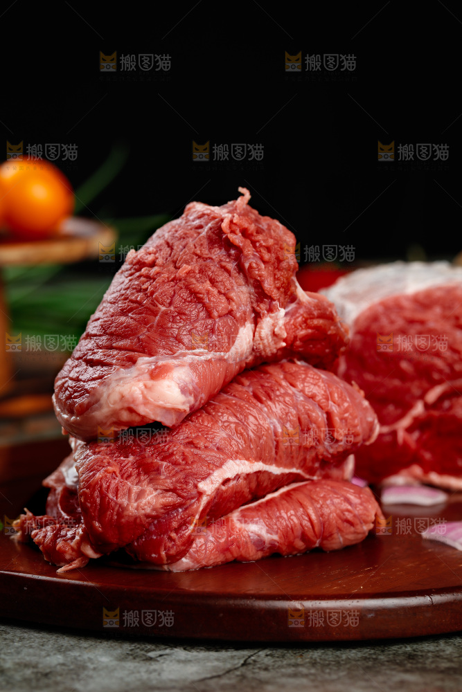 深底上的新鲜牛肉