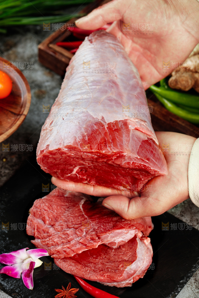 深底上的新鲜牛肉