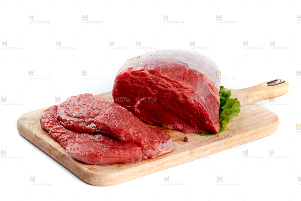 白底上的新鲜牛肉