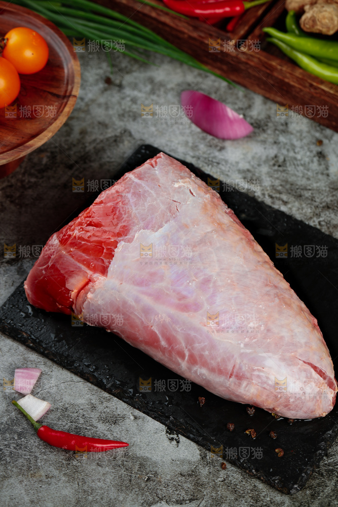 深底上的新鲜牛肉