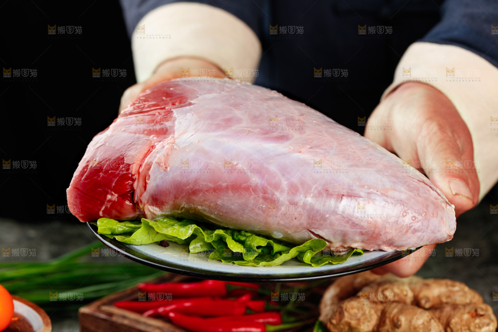 深底上的新鲜牛肉