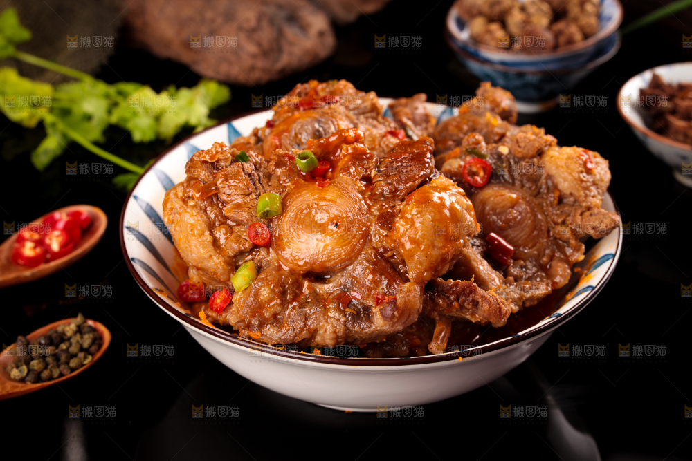 深底上的辣炖牛尾