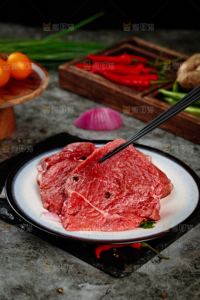 深底上的新鲜牛肉