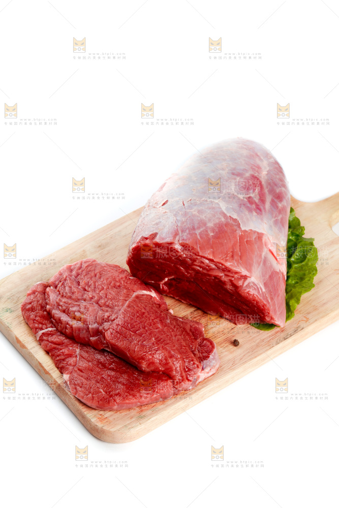 白底上的新鲜牛肉