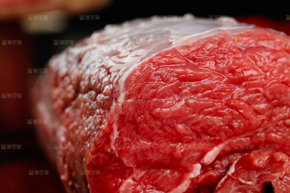 深底上的新鲜牛肉