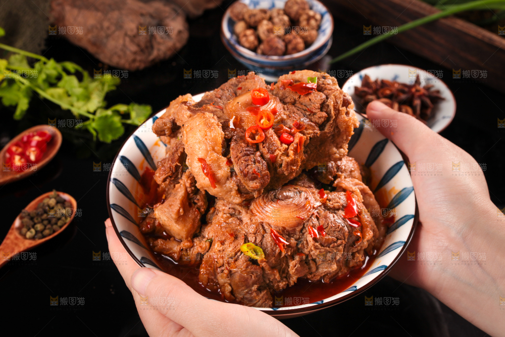 深底上的辣炖牛尾