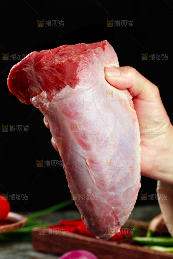 深底上的新鲜牛肉