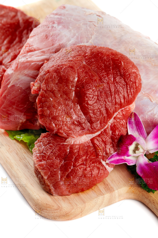 白底上的新鲜牛肉