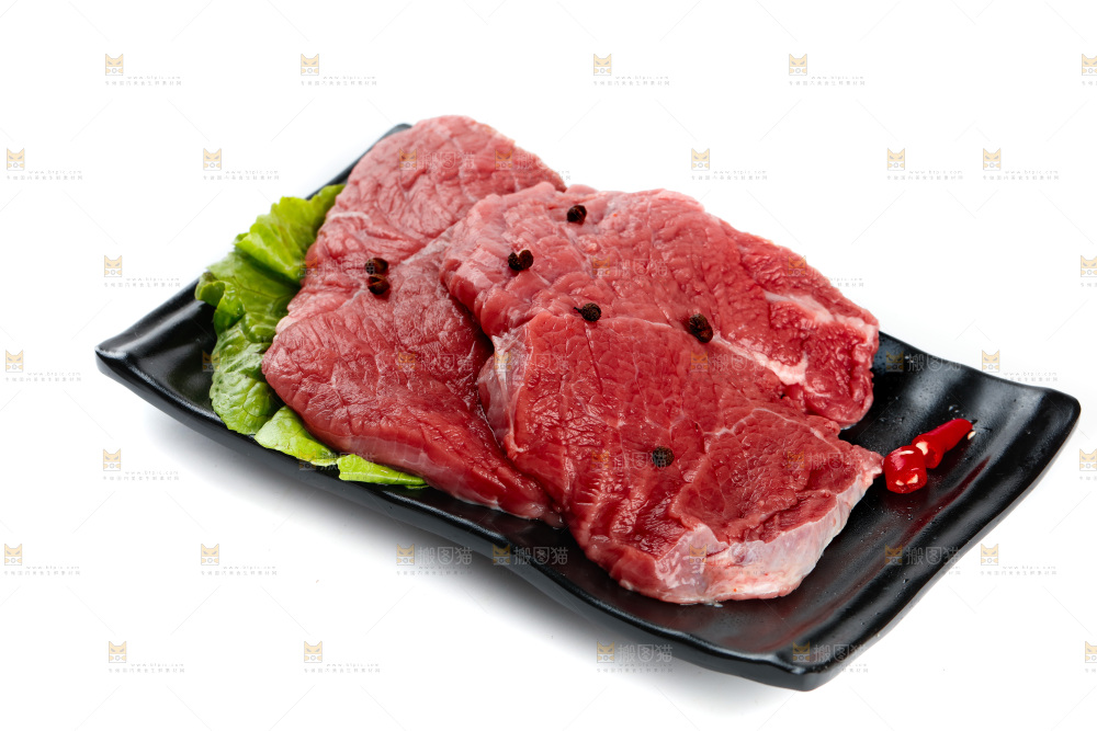 白底上的新鲜牛肉