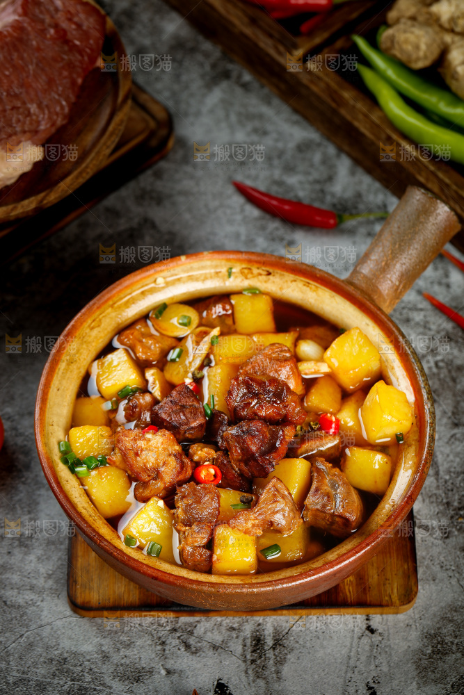碗里的土豆炖牛肉