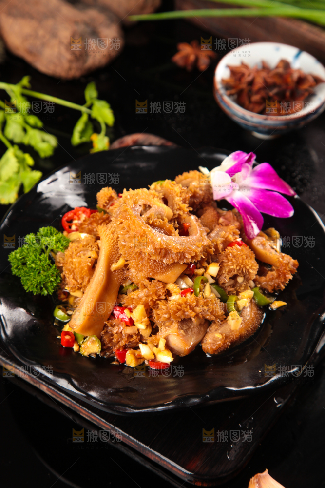 深底上的香辣牛肚