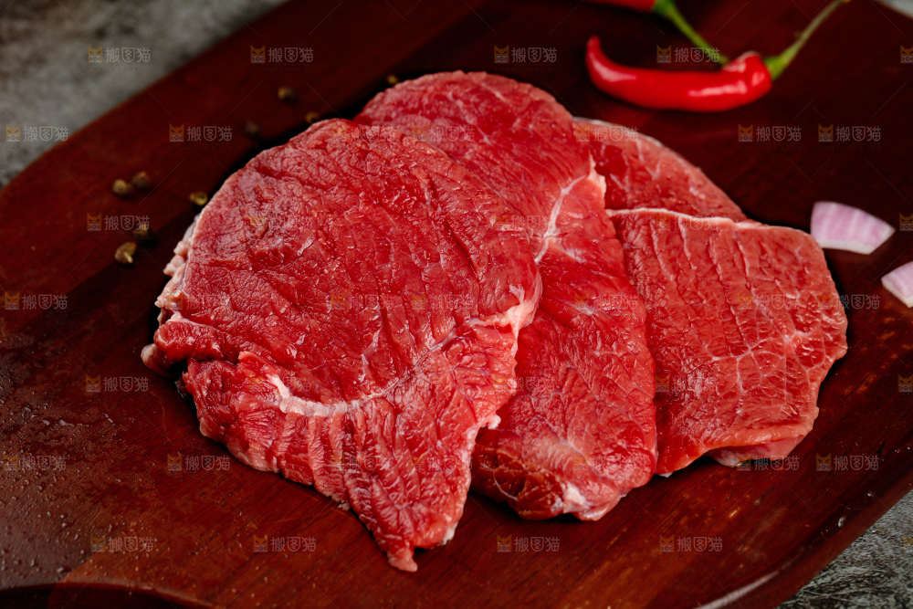深底上的新鲜牛肉