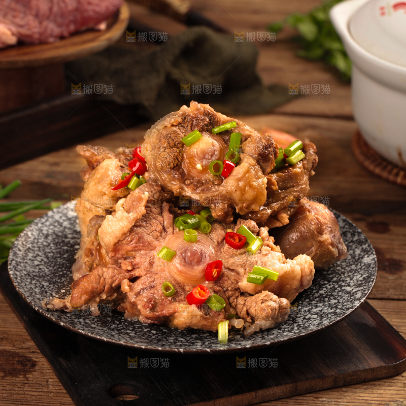 深底上的辣炖牛尾