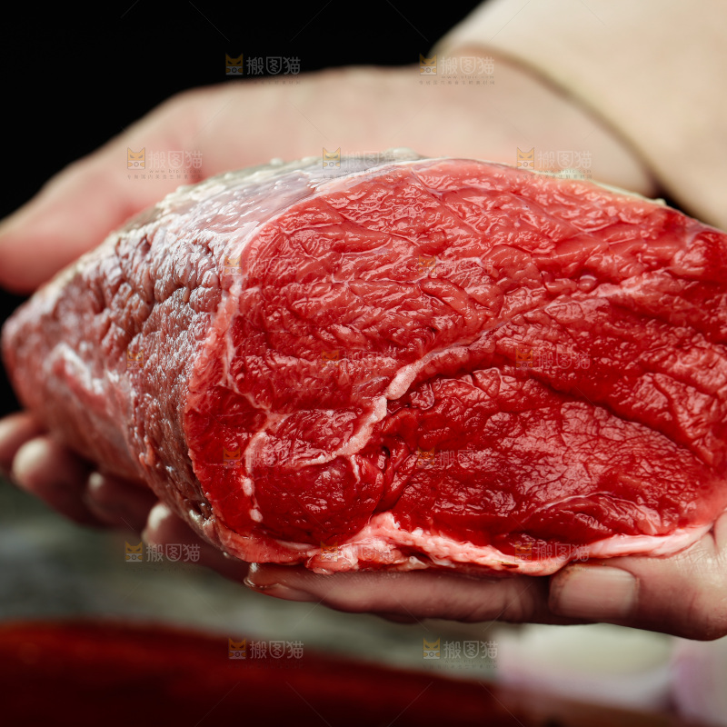 深底上的新鲜牛肉