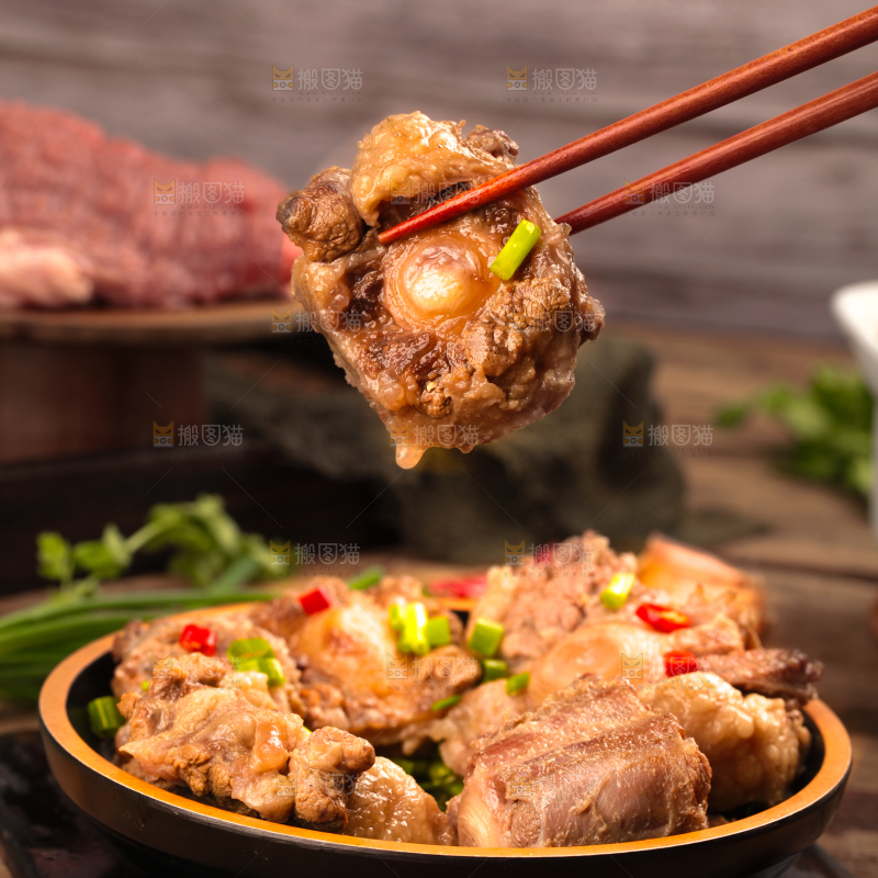 深底上的辣炖牛尾