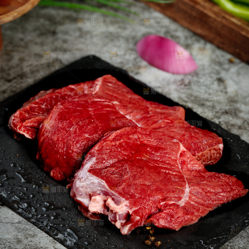 深底上的新鲜牛肉