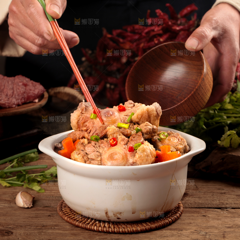 深底上的辣炖牛尾