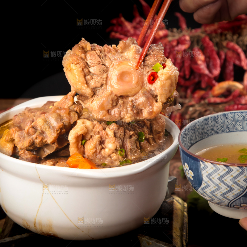 深底上的辣炖牛尾