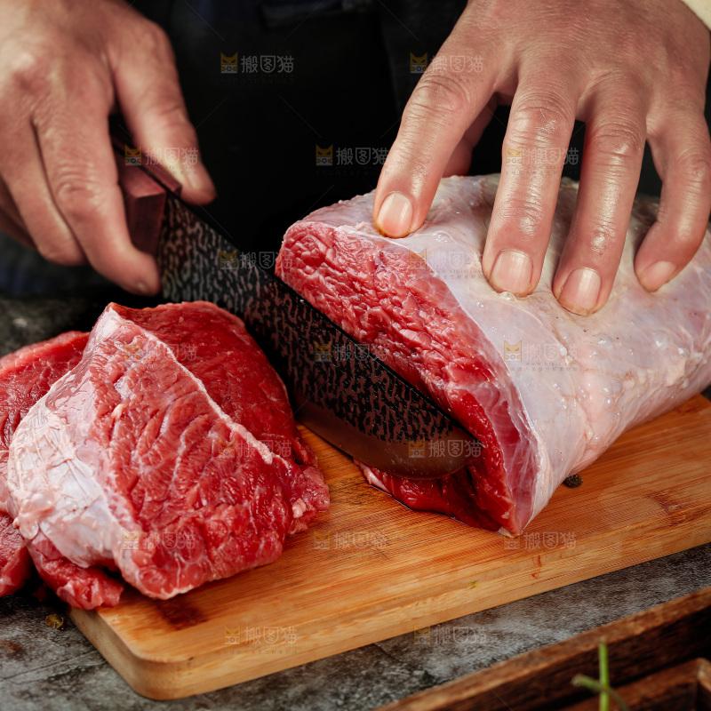 深底上的新鲜牛肉