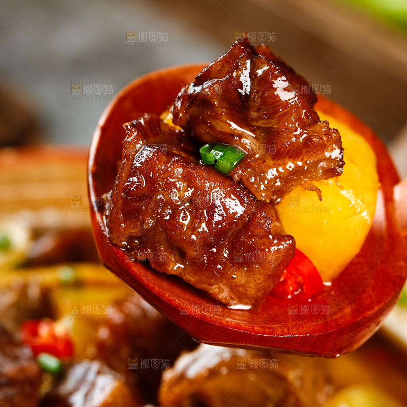 碗里的土豆炖牛肉