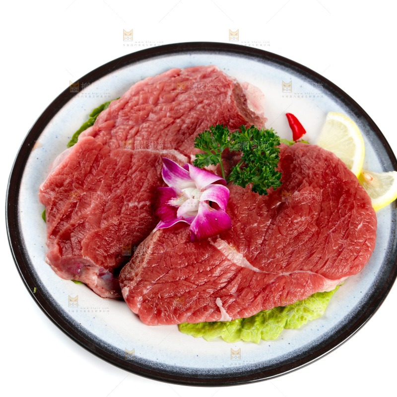 白底上的新鲜牛肉