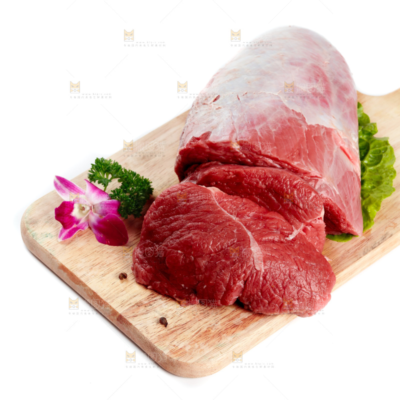 白底上的新鲜牛肉