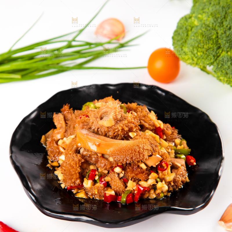 白底上的香辣牛肚