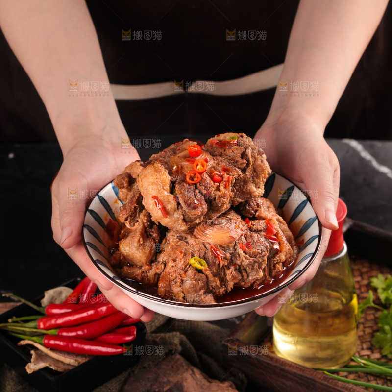 深底上的辣炖牛尾