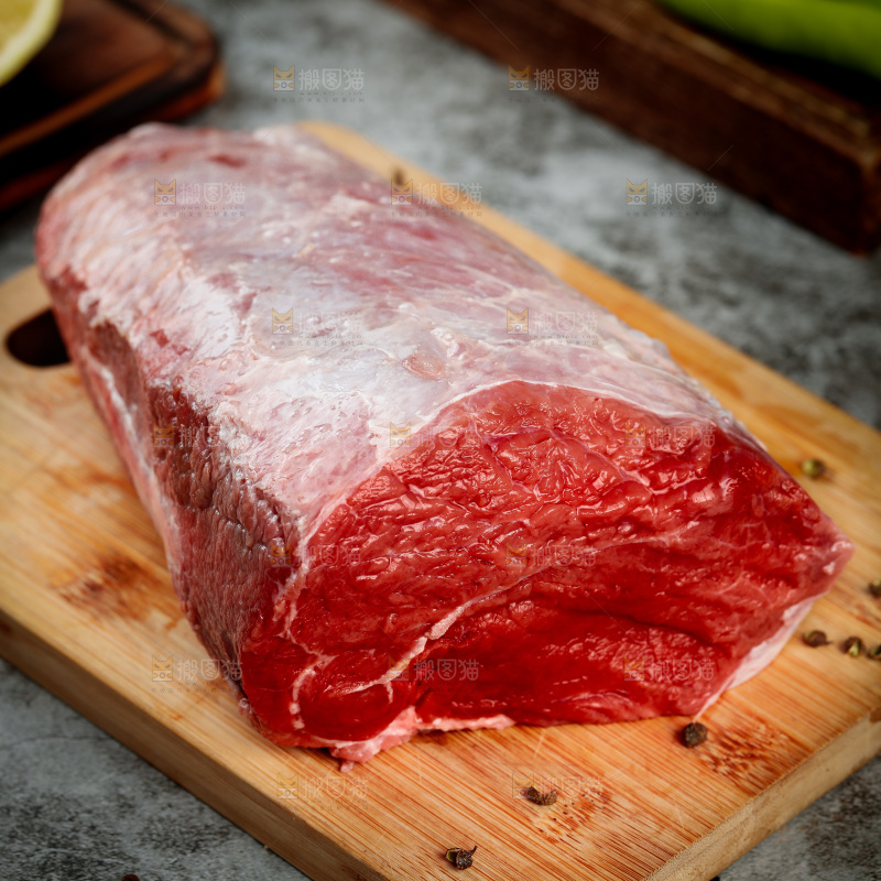 深底上的新鲜牛肉