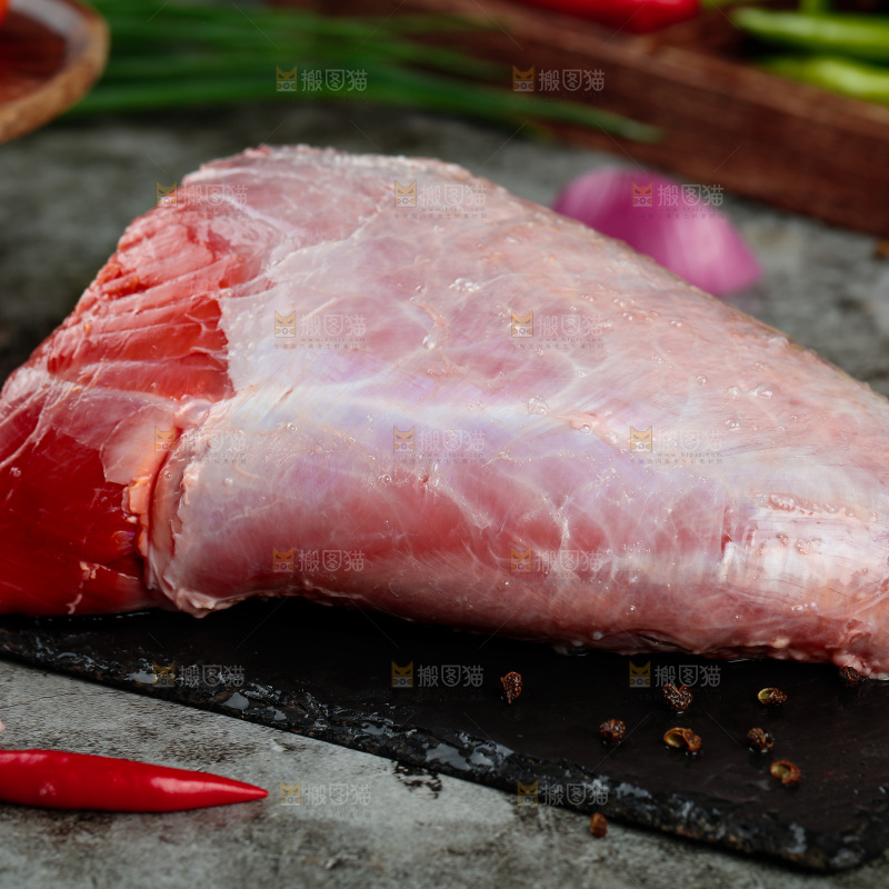 深底上的新鲜牛肉