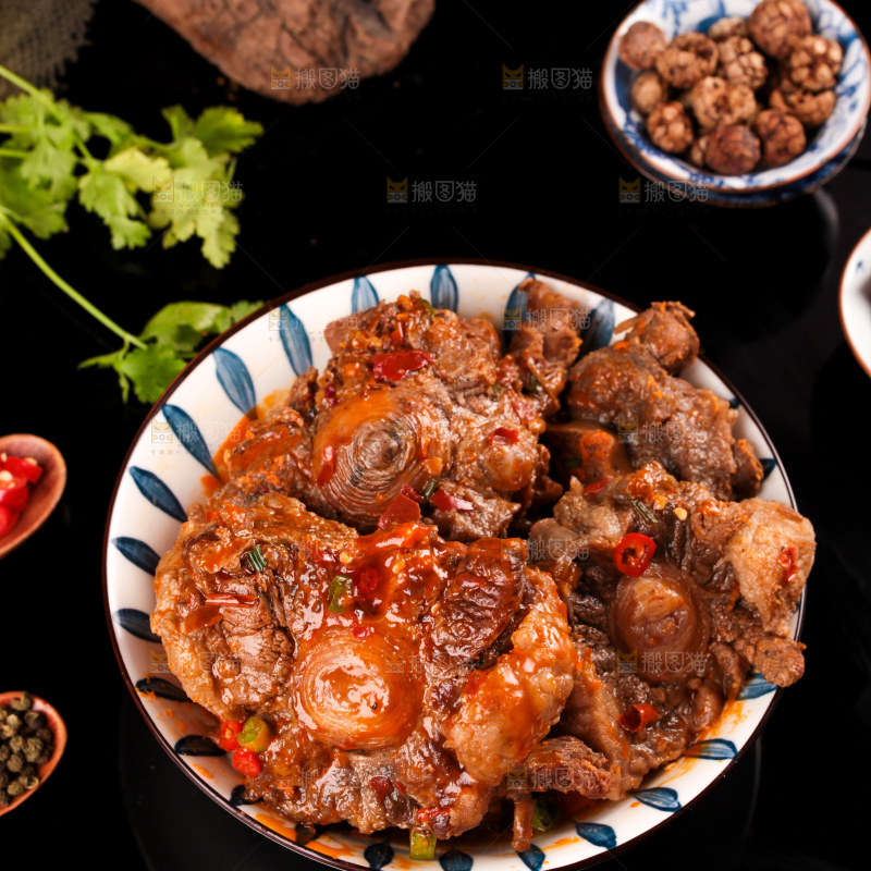 深底上的辣炖牛尾