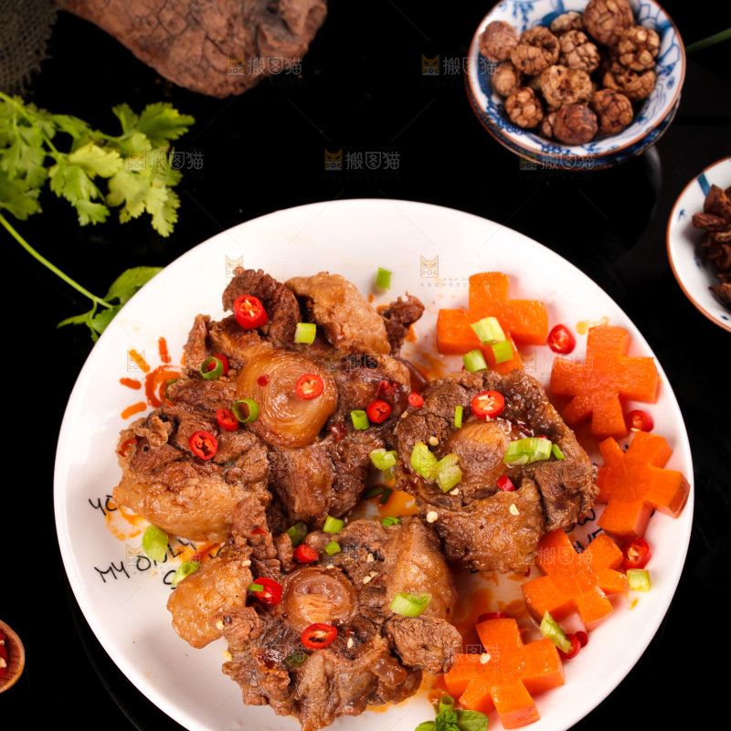 深底上的辣炖牛尾