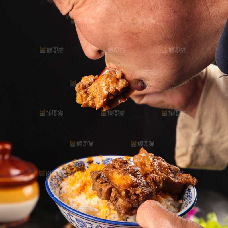 深底上的辣炖牛尾