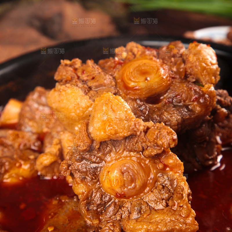 深底上的辣炖牛尾
