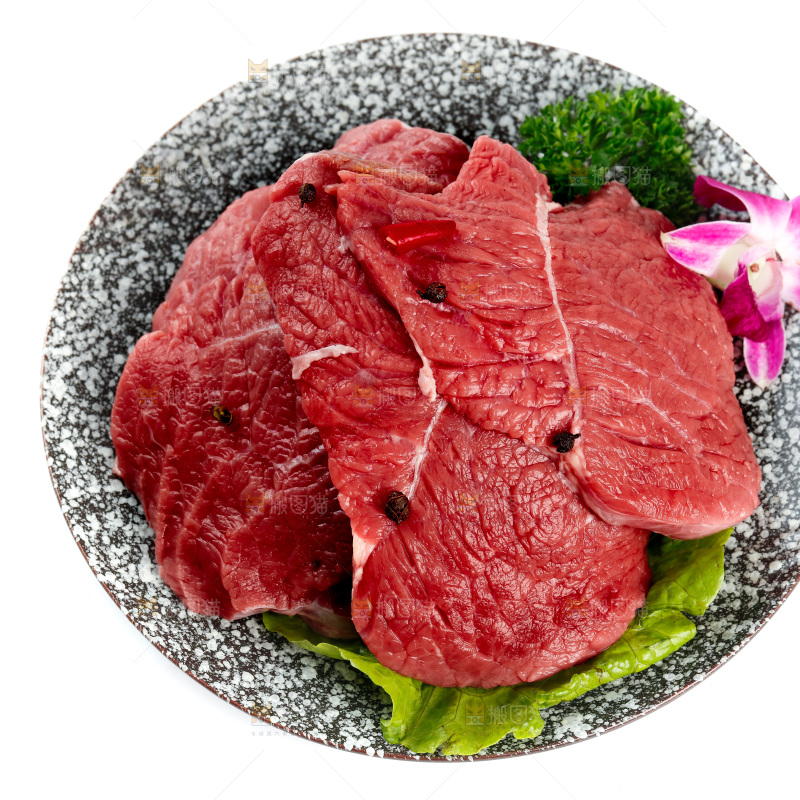 白底上的新鲜牛肉