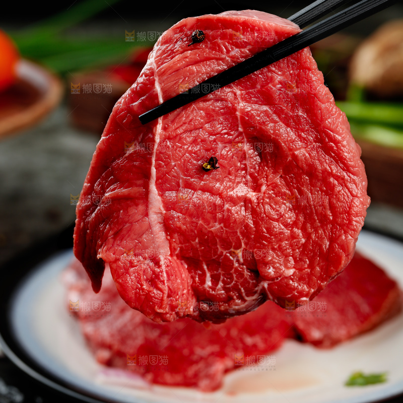 深底上的新鲜牛肉