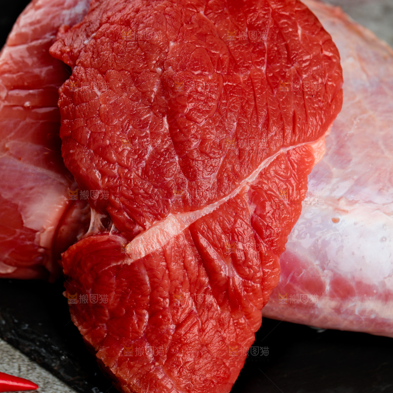 深底上的新鲜牛肉