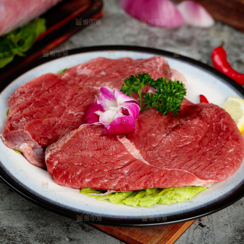 深底上的新鲜牛肉