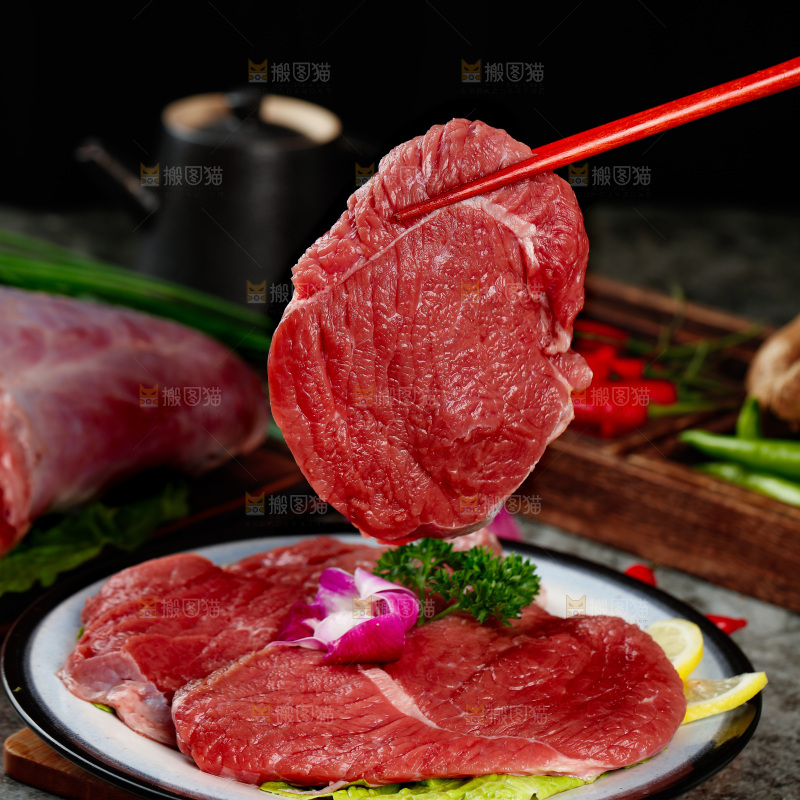 深底上的新鲜牛肉
