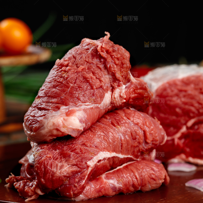 深底上的新鲜牛肉