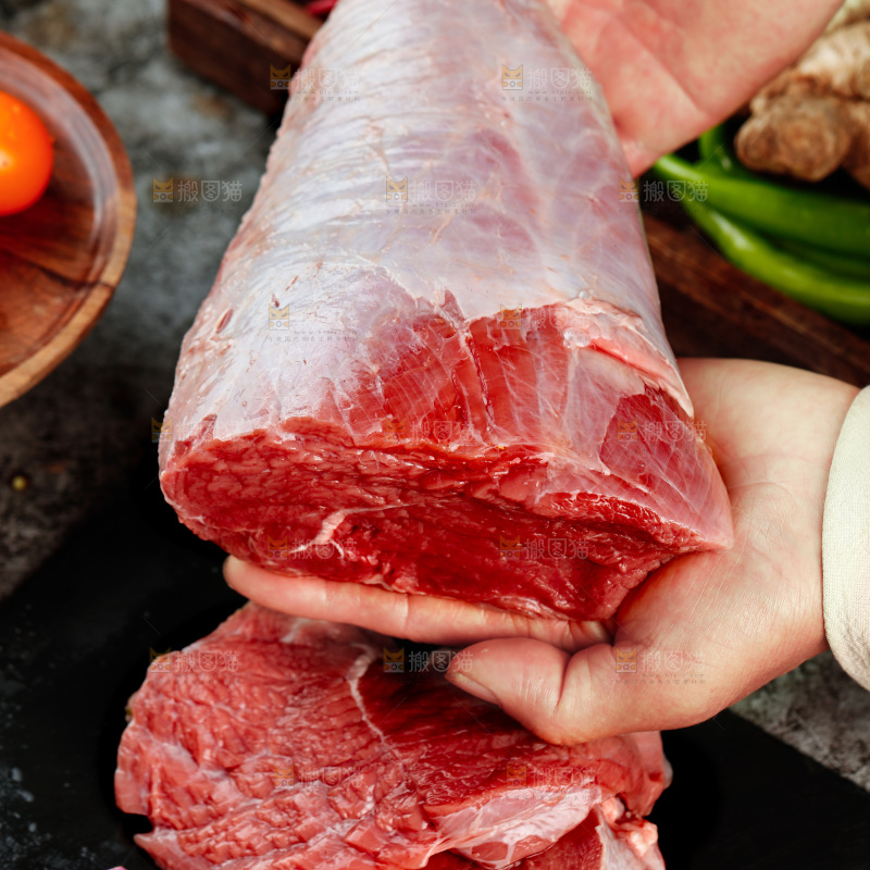 深底上的新鲜牛肉