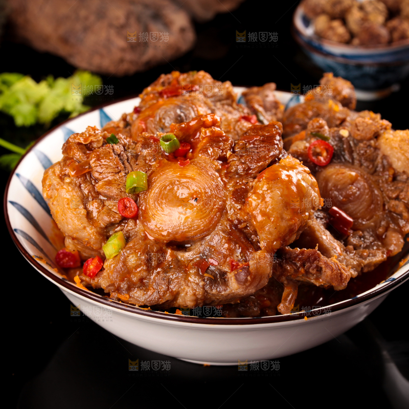 深底上的辣炖牛尾