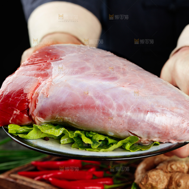 深底上的新鲜牛肉